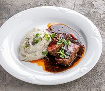 Филе миньон с картофельным пюре и трюфельным соусом