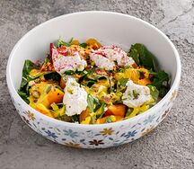 Салат с хурмой, мандаринами, со взбитой рикоттой и с соусом из манго