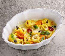 Равиоли с кроликом в сливочном соусе с морковным кремом