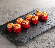 Запеченный ролл с лососем и гребешком