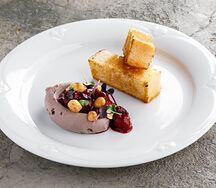 Паштет из печени цыпленка с бриошью и пряной вишней