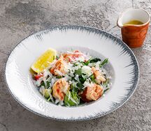 Рукола с креветками, авокадо, томатами и цитрусовой заправкой