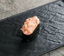 Острые суши с лососем