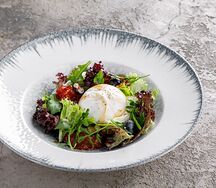 Буррата с вареньем из узбекских томатов, голубикой и соусом Vincotto