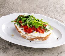 Брускетта со страчателлой, вялеными черри и анчоусами