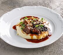 Томленый говяжий язык с пюре, соусом демиглас и карамелизированным луком