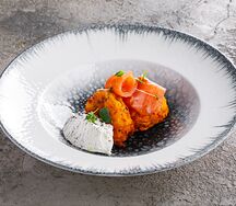 Тыквенные оладьи с копченым лососем и сметаной