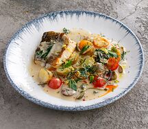 Филе трески с картофелем, оливками каламата и каперсами, в соусе ливорнезе