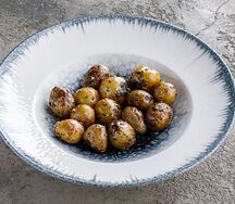 Жареный молодой картофель с розмарином и чесноком