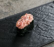 Острые суши с тунцом