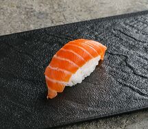 Суши с лососем
