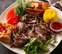 Турецкий донер на тарелке из говядины