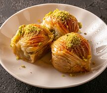 Баклава с фисташками и сливками миде