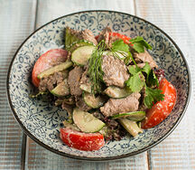 Я Теплый салат с говядиной и грецкими орехами