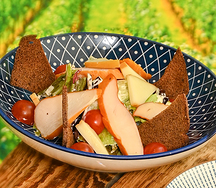 Я Салат с копченым сулугуни и гренками