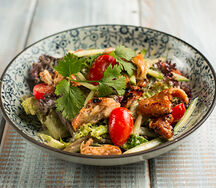 Я Салат с цыпленком и имбирной соусом