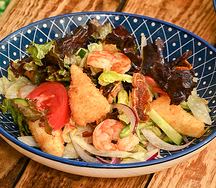 Я Салат с вяленой хурмой, креветками и жареным сыром