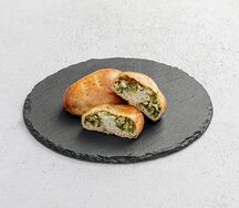 Пирожок с зеленым луком и яйцом