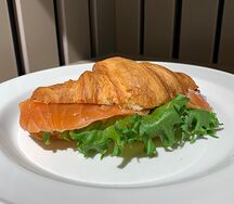 Круассан с лососем