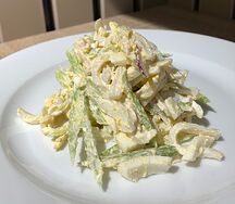 Салат с кальмаром