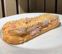 Эклер с черной смородиной