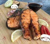 Стейк семги на углях