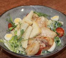 Салат Цезарь с куриной грудкой