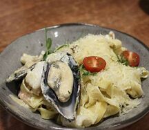 Паста с морепродуктами в сливочном песто
