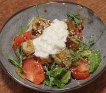 Салат с баклажанами и сыром страччателла