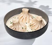 Хинкали с сыром в соусе из белого вина