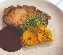 Свиная корейка с печёной тыквой и соусом из саперави