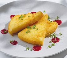 Жареный сулугуни с брусничным соусом