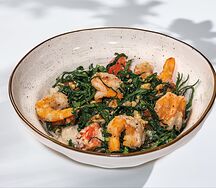 Салат с креветками, томатами и кремом из баклажана