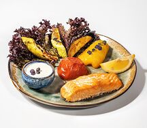 Стейк из лосося с овощами гриль