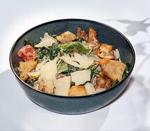 Цезарь по-грузински с креветками и копчёным сулугуни