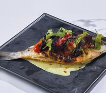 Дорадо, запечённая с жареными томатами и тархуном