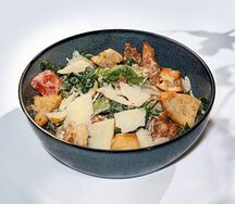 Цезарь по-грузински с цыплёнком и копчёным сулугуни