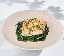 Запечённая треска с сыром, орехами и шпинатом