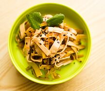 Салат их сухого тофу