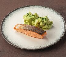 Стейк из лосося с цветной капустой в соусе сливочный песто