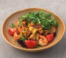 Теплый салат с хрустящим баклажаном и креветками