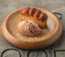 Бриошь с печенью трески, трюфельным маслом и фундуком