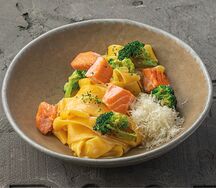 Паста с лососем и брокколи в сливочном соусе