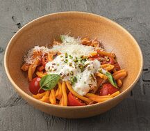 Казаречче с томатами, базиликом и страчателлой