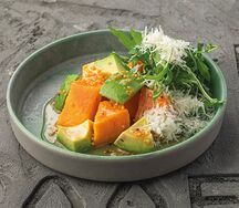 Пряная тыква с авокадо в медово-горчичном соусе с рукколой и пармезаном