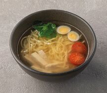 Куриный бульон с домашней лапшой и яйцом