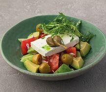 Овощной салат с брынзой и оливками