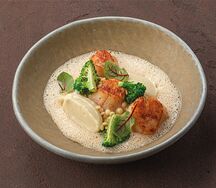 Жареный гребешок с птитимом и кремом из корня пастернака