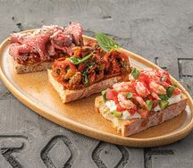 Брускетта с копченой пиканьей, песто из вяленых томатов и фундуком