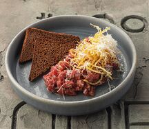 Тартар из говядины с перцем и пармезаном